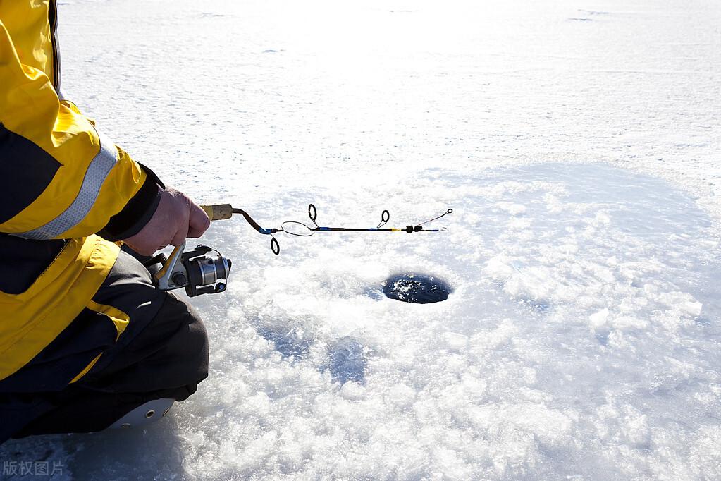 冬季破冰钓鲫鱼技巧和方法图解，冰钓找鱼的基本技巧有哪些